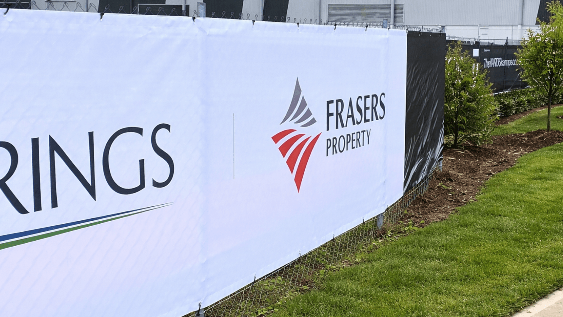 By strengthening the point where banner mesh most often fails, EdgeX helps ensure your perimeter remains secure, durable, and professional for the full duration of the build