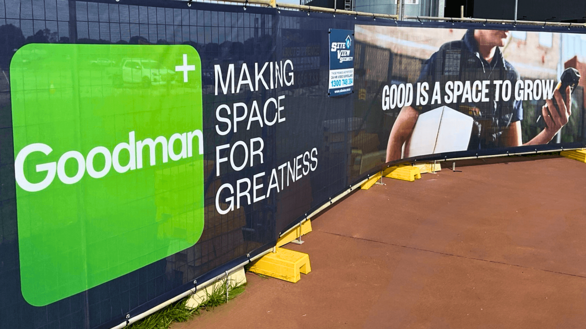 EdgeX is available in both black and white to suit different artwork and branding requirements, ensuring the edge supports — rather than interferes with — the visual presentation of the mesh.